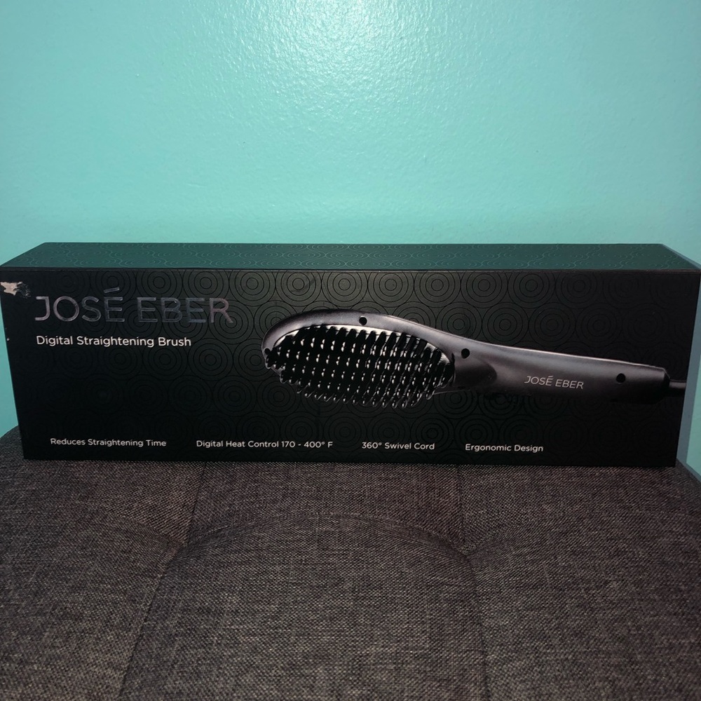 The José Eber Digital Straightening Brush